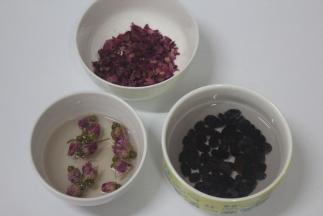 玫瑰用4g。清水60g烧开泡10分钟，水留着。花朵扔掉，另外剩下的弄碎，除去杂物。黑加仑干用开水30g泡开。水也留着。黑加仑可以吃，也可以切碎了一起放进去，我没有放。