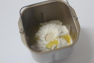 面包机内加入面粉，一个鸡蛋液，酵母粉，白糖，橄榄油。我用的是耐高糖的酵母。1g盐。