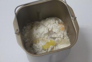 加入刚才泡黑加仑和玫瑰花的水，要看着点加。每种面粉吸水性是不同的。或许水是用不完的。水量只能供参考。