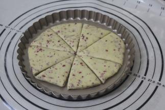 用切面倒上下转着切四刀。