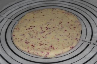 用擀面杖擀干成一个圆形、