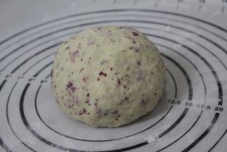 均匀的和成一个面团。