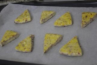 放入烤盘。垫上油纸，均匀的刷上蛋液。