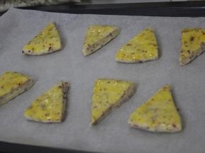 放入烤盘。垫上油纸，均匀的刷上蛋液。