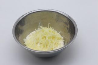 面粉加入土豆丝。