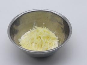 面粉加入土豆丝。