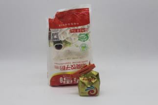 面粉和酵母备好。