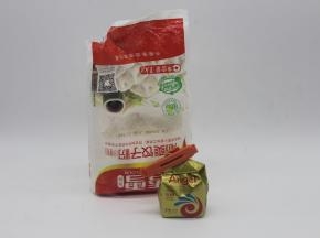 面粉和酵母备好。