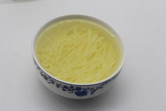 土豆切细丝儿泡清水洗净。