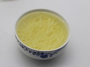 土豆切细丝儿泡清水洗净。