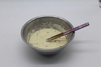 慢慢加入清水调至轻微流状。等待发酵会起很多泡。夏天大约1小时。