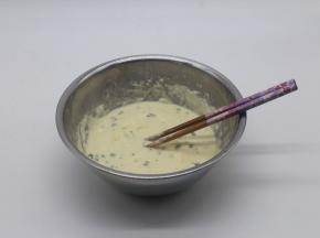 慢慢加入清水调至轻微流状。等待发酵会起很多泡。夏天大约1小时。