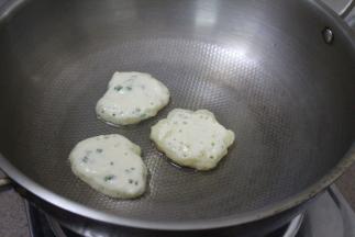 坐锅烧热放油，小火用勺子一勺一勺的放下。