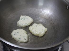 坐锅烧热放油，小火用勺子一勺一勺的放下。