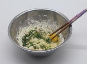 打入一个鸡蛋。葱，盐，耐高糖的酵母粉。