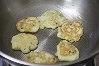 煎至两面金黄即可。