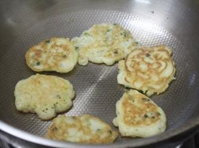 煎至两面金黄即可。