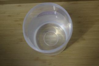 准备酸奶的容器用开水里外都烫2分钟杀菌。然后加入10-25°的饮用水，（不要用开水或者自来水，用矿泉水纯净水什么的都可以）装至6分满。