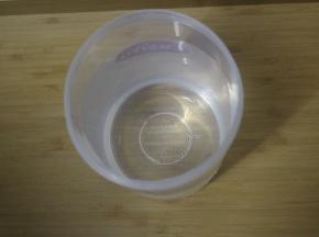 准备酸奶的容器用开水里外都烫2分钟杀菌。然后加入10-25°的饮用水，（不要用开水或者自来水，用矿泉水纯净水什么的都可以）装至6分满。
