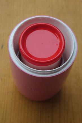 酸奶机里加入烧开的开水，至红色顶端，放入摇晃均匀的酸奶。盖子盖上发酵8-15小时。