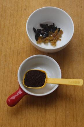 奥利奥饼干碾碎，葡萄干和黑加仑干洗净切碎。