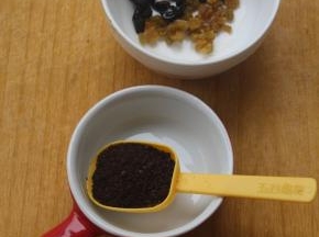 奥利奥饼干碾碎，葡萄干和黑加仑干洗净切碎。