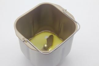 面包桶放入橄榄油，白糖，牛奶。稍微搅拌均匀。