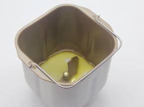 面包桶放入橄榄油，白糖，牛奶。稍微搅拌均匀。