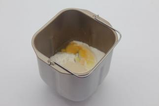加入面粉和鸡蛋。加入酵母粉。
