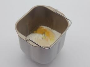 加入面粉和鸡蛋。加入酵母粉。