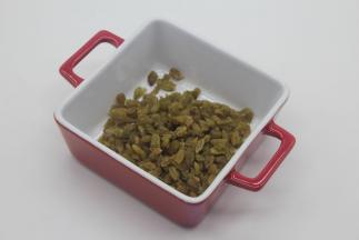 葡萄干洗净控干水分。等下切细备用。