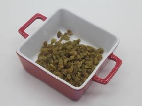 葡萄干洗净控干水分。等下切细备用。