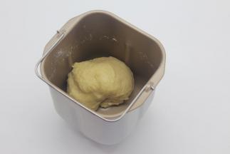 所有材料混合后和成出膜的面团。放温暖处发酵。