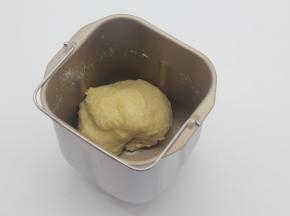 所有材料混合后和成出膜的面团。放温暖处发酵。