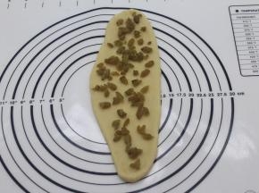 取面团擀舌形撒上葡萄干碎，（面团总共分成了三份的）