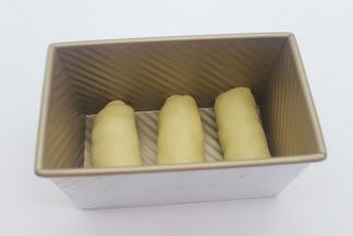 依次做好，放入吐司模具中