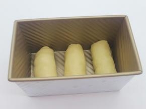 依次做好，放入吐司模具中