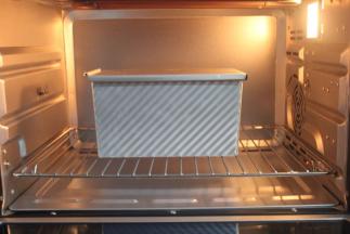 烤箱预热10分钟，上下火150度烤20分钟即可。