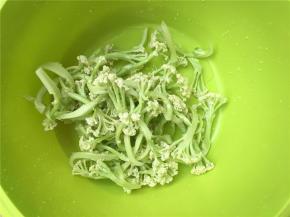 花菜洗净沥水待用。