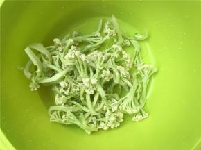 花菜洗净沥水待用。