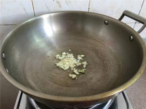 坐锅烧热下油爆香大蒜。