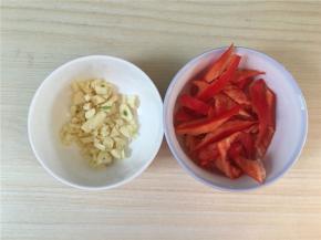大蒜切碎。红椒切斜段。