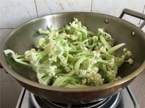 放花菜下去中火快速翻炒。