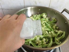 加入适量的白糖提鲜。翻炒1分钟。