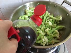 加适量的生抽入味。