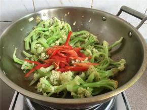 加入红椒一起翻炒至熟即可。