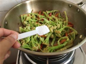 起锅前加盐调味。