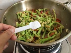 起锅前加盐调味。