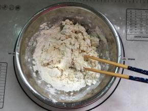 慢慢加入面粉里面。搅拌成絮状。