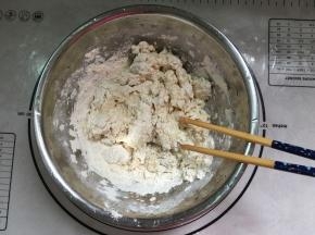 慢慢加入面粉里面。搅拌成絮状。